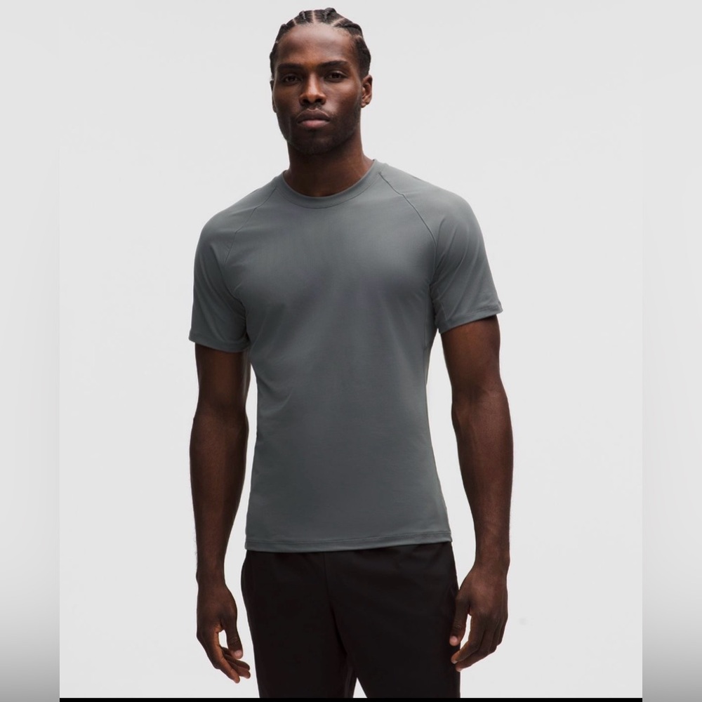 SOLD Lululemon Men’s “Repper” Training Short Sleeve Shirt (M)
